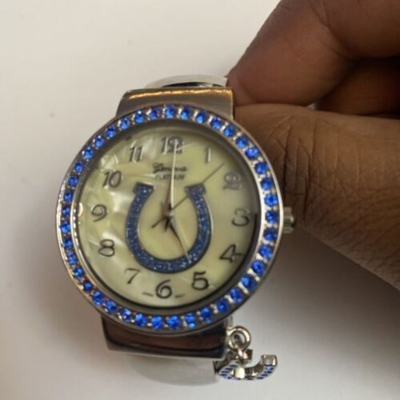 Geneva Accessories - GENEVA Platinum Ladies Watch Horseshoe Design Case Silver Toned NEW BATTERY!!